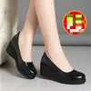 Zapatos de una sola pieza de cuero negro suave de mamá para mujer 2026 Otoño Nuevo Estilo Suela Gruesa Cómodos Antideslizantes Tacón de Cuña Zapatos de Trabajo para Viajar Zapatos de Mujer