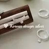 Diseño de nicho coreano joyería de plata brillante S925 plata pura simple anillo con colgante de corazón de encaje de doble capa con un toque de alta gama para mujeres