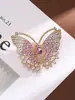 Broche de mariposa europeo y americano incrustado de diamantes, simple y elegante para hombres y mujeres, exquisito accesorio para solapa de abrigo con un toque de lujo ligero de alta gama