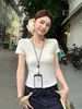 Camiseta Branca de Gola V de Manga Curta para Mulheres, Novo Estilo de Verão, Estilo Coreano Petite, Caimento Justo, Top Curto, Tendência