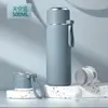 Varios tipos de botellas de agua portátiles de acero inoxidable de gran capacidad, termos convenientes para viajes al aire libre para estudiantes, pequeños regalos