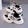Zapatos de papá para mujer 2026 otoño nuevo modelo versátil cómodos para estudiante suela gruesa que aumenta la altura ligeros casuales zapatillas deportivas 8861