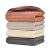 Toallas de coralina transfronterizas, adecuadas para uso doméstico, absorbentes, sin pelusa, suaves y disponibles en diseños de rayas de colores dulces.; un juego de toallas de baño
