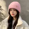 Gorro de Punto Simple de Color Sólido con Logo Pequeño Nuevo para Otoño e Invierno para Mujer Hace que la Cara Parezca Más Pequeña Versátil Cálido Cubre-Cabeza A prueba de Viento Protección para los Oídos Gorro de Lana