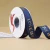 Envío gratis Cinta con letras doradas en inglés, cinta floral acanalada, material satinado floral para empaque, cinta de 2.5 cm * 30 yardas