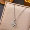 Collar de Acero de Titanio con Flor de Cuatro Hojas Microincrustada con Circonita de Nuevo Estilo Transfronterizo para Mujer, Joyería para el Cuello Cadena para Clavícula con Diseño de Nicho de Gama Alta