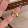 Anel vintage quadrado pequeno com acabamento escovado para mulheres, design de nicho ins, anel de zircônia de luxo leve de alta qualidade presente