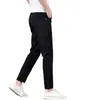 Jeans cropped negros de seda helada que no se decoloran para hombre, verano 2026, pantalones casuales rectos elásticos finos de corte ajustado