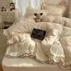 Conjunto de quatro peças estilo menina classe A em veludo de leite, com colcha de flanela com renda, lençol de 1,8 metro e fleece de coral para aquecimento, perfeito para roupa de cama de outono e inverno.