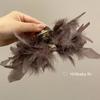 Clip de tiburón con agarre de plumas de avestruz para otoño e invierno 2023, nuevo accesorio para el cabello de felpa retro francés, clip para el cabello recogido en la parte posterior de la cabeza