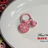 Llavero colorido de frutas con cascabeles, sandía, granada, guayaba, colgante de juguete de comida en miniatura, accesorio versátil para bolso