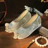 Zapatos de Arco Xueqing Zapatos Antiguos Hanfu Aumento Interno de Altura Zapatos de Tela sin Cordones Brocado Forjado Zapatos de Mujer Estilo Étnico Zapatos de Tela Bordados