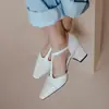 Atacado Primavera e Verão Novos Sapatos Femininos Estilo Coreano Retrô Couro de Vaca Bico Quadrado Pequeno Vazados Boca Rasa Salto Grosso Sapatos Únicos Tira com Fivela Salto Alto