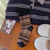 Atmósfera de principios de otoño color block a rayas estilo japonés versátil a media pantorrilla retro color block dopamina estilo perezoso calcetines de mujer a media pantorrilla