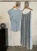 Conjunto de Dos Piezas Omalai: Chaleco de Punto sin Mangas con Flores Tridimensionales y Falda Larga Nueva Colección Primavera/Verano 7007