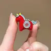 Lindo y Creativo Broche de Poni Rojo con Diseño de Goteo de Aceite, Simple y Versátil, Broche de Pin de Poni con Bolsa de Dinero de la Suerte