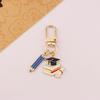 Llavero con gorra de médico, regalo de bendición para exámenes de estudiantes, recuerdo de temporada de graduación, llavero de metal, colgante para mochila escolar, adornos