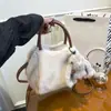 Bolsa de pelúcia transfronteiriça, bolsa tote pequena para mulheres, nova coleção outono/inverno 2026, bolsa de ombro fofa, bolsa transversal