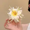 Huellas Florales de Verano, Pasador de Flor Plumeria Dopamina Colorida, Pasador Floral de Estilo Vacacional para Fotografía de Viajes Atmosférica