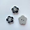 Nuevo estilo pequeño estilo fragante camelia trébol de cuatro hojas flor agujero de flor zapatos zapatos de frijol material de carcasa de teléfono móvil accesorios pasador de pelo cabeza
