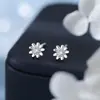 Pendientes de botón de plata pura S999 con flor y circonita, Exquisitos y versátiles, Diseño delicado y artístico, Pendientes de nicho aptos para orejas sensibles, Disponibles al por mayor