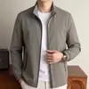 Chaqueta de Retransmisión en Vivo Estilo Old Money para Hombre, Nuevo Modelo Otoño 2026, Cuello Alto, Cremallera, Color Sólido, Chaqueta Casual para Hombre