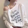 2026 Nueva Camiseta Asimétrica de Hombro Descubierto con Estampado de Letras para Mujer Diseño Holgado de Manga Larga Sentido del Diseño Nicho Gris Top Tendencia ins