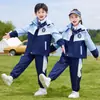Uniformes Escolares Personalizados para Alunos do Ensino Fundamental e Médio, Jaquetas à Prova de Frio, Conjunto Desmontável de Três Peças, Uniformes de Jardim de Infância, Uniformes de Classe Infantis para Outono e Inverno