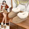 Botas de neve femininas com sola grossa para o inverno de 2026, forradas com fleece e espessadas para aquecimento, perfeitas com vestidos, sapatos de algodão felpudo, design de calçar e botas de algodão antiderrapantes
