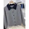 Camiseta de punto de estilo coreano con bloques de color y cuello polo de moda, top informal chic de manga larga para mujer, otoño 2026