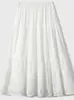 Falda de estilo francés de cintura alta con un bajo amplio y fluido, bordado de encaje y una silueta de paraguas.. Un imprescindible para un look suave y bonito, perfecto para sesiones de fotos. Media falda blanca
