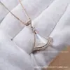 Collar para vestido pequeño V Jinbaoge con abanico blanco de nácar de doble capa, chapado en oro rosa de 18 quilates, tallado finamente con CNC, venta al por mayor para mujeres