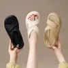 Sandalias antideslizantes ligeras y elegantes de suela blanda para mujer, nuevas zapatillas planas versátiles de verano 2026 que no cansan los pies, zapatos de playa