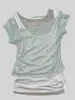 Camiseta corta de manga corta negra off-shoulder estilo coreano para mujer, talla grande, verano, moderna, con bloques de color, adelgazante y que muestra los hombros.