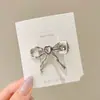 Pinza para el pelo de pico de pato de alta gama, estilo lujo ligero, nuevo 2026, con delicados diamantes de imitación, accesorio para el pelo de pinza lateral lindo y sin costuras para mujeres con alto atractivo estético
