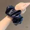 Goma para el Pelo tipo Scrunchie con Pedrería y Gypsophila Estilo Francés, con Acabado de Alta Gama, Goma Elástica para Cola de Cabello, Flor para Moño