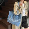 Nova Bolsa Tote de Sarja Lavada com Bordado de Letras Design de Nicho Grande Capacidade Bolsa de Ombro com Franjas Versátil para o Dia a Dia Mulheres