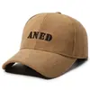 Boné de Baseball Quente de Lã de Cordeiro Novo Outono e Inverno Feminino, Versátil Estilo Coreano com Design de Letra Bordada, Boné Moderno para Afinar o Rosto