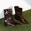 Botas apiladas de cuero suave con textura de piel de vaca, punta fina y pliegues para mujer, estilo británico con hebilla de cinturón, botas de ajuste ceñido, botas Martin elegantes y modernas