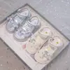 Sandálias Infantis 2026 Chegadas de Verão Mais Vendidas Sapatos Infantis Meninas Pequenas Sola Macia Antiderrapante Laço Princesa Sapatos da Moda