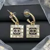 Brincos de Letra C Duplo Estilo Chanel, Tarraxas de Design Exclusivo, Versão de Luxo Brincos Chanel, Pino de Prata