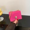 Bolso de cadena con textura estilo western 2024 principios de primavera simple nuevo estilo textura moda hebilla de giro cierre cuadrado bandolera hombro pequeño cuadrado para mujer