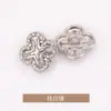 Camisa Oca com Borda de Diamante em Forma de Flor com Botões Metálicos Costurados à Mão 62057