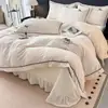Capa de Cama de Leite Fleece Bordada Espessa Conjunto de Quatro Peças Outono e Inverno Lençol Quente Capa de Edredom Lençol de Elástico Casa Sensação de Luxo Roupa de Cama