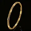 Pulseira de aço inoxidável com design transfronteiriço europeu e americano, pulseira de aço titânio com pregos para mulheres, resistente ao desbotamento, simples, versátil, moderna e elegante.