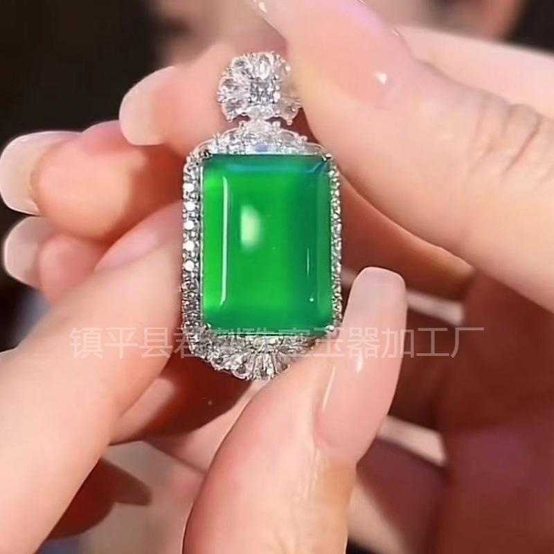 玉髓无事牌吊坠