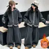 Ropa para Niñas Otoño/Invierno Conjunto de Tres Piezas 2026 Nuevo Estilo Niños Medianos/Grandes Mono de Terciopelo Ropa Deportiva Otoño Fresco Guapo Moderno