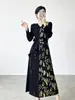 Vestido de alta calidad con un toque de lujo ligero y sofisticación, con cuello en V, mangas largas, detalles florales tridimensionales, un diseño que ciñe la cintura con un cinturón y un efecto adelgazante, de longitud media estilo Issey Miyake