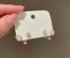 Un par de pendientes pequeños de botón con perla en forma de flor de tul para mujer, de dos usos, temperamento de celebridad de internet de alta gama, pendientes versátiles