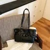 Bolsa de ombro retrô estilosa e moderna para mulheres, nova coleção outono 2026, bolsa de ombro simples, adequada para sair e para o trabalho, bolsa tote